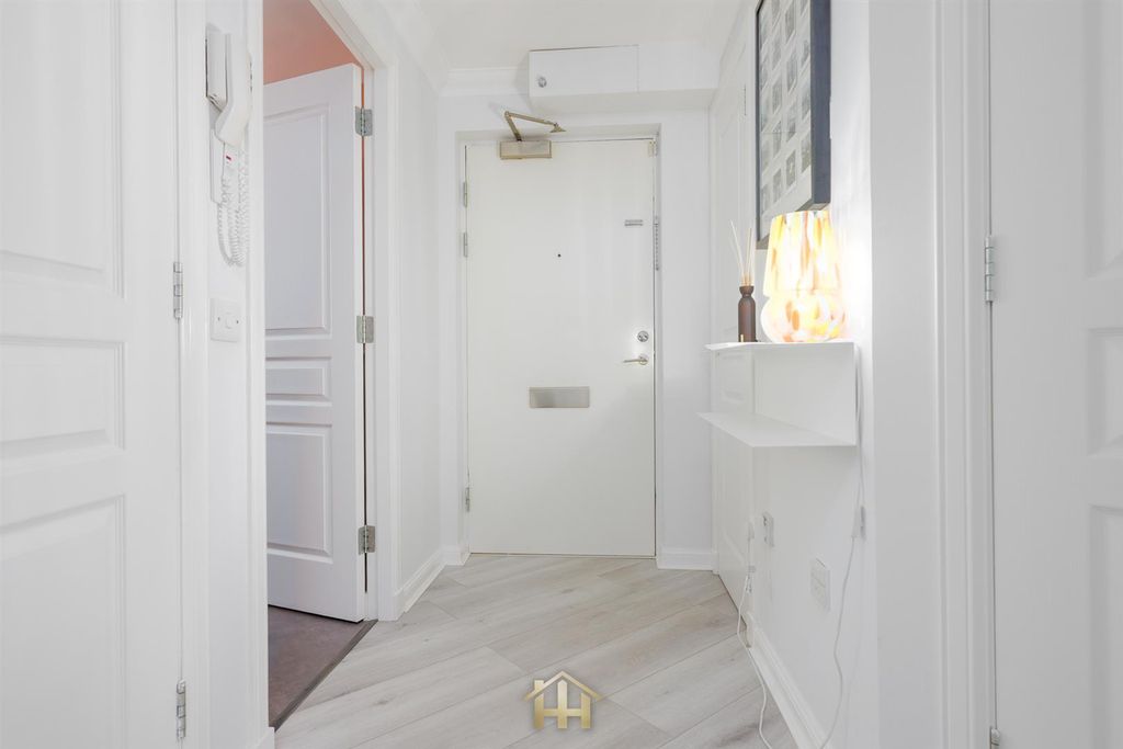 Property photo 2 of 14 2Westcourt-0003.Jpg