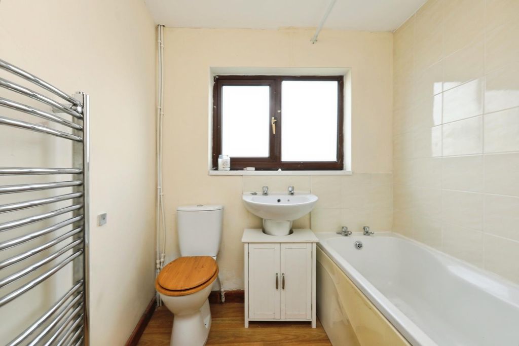 Property photo 2 of 18 Bathroom