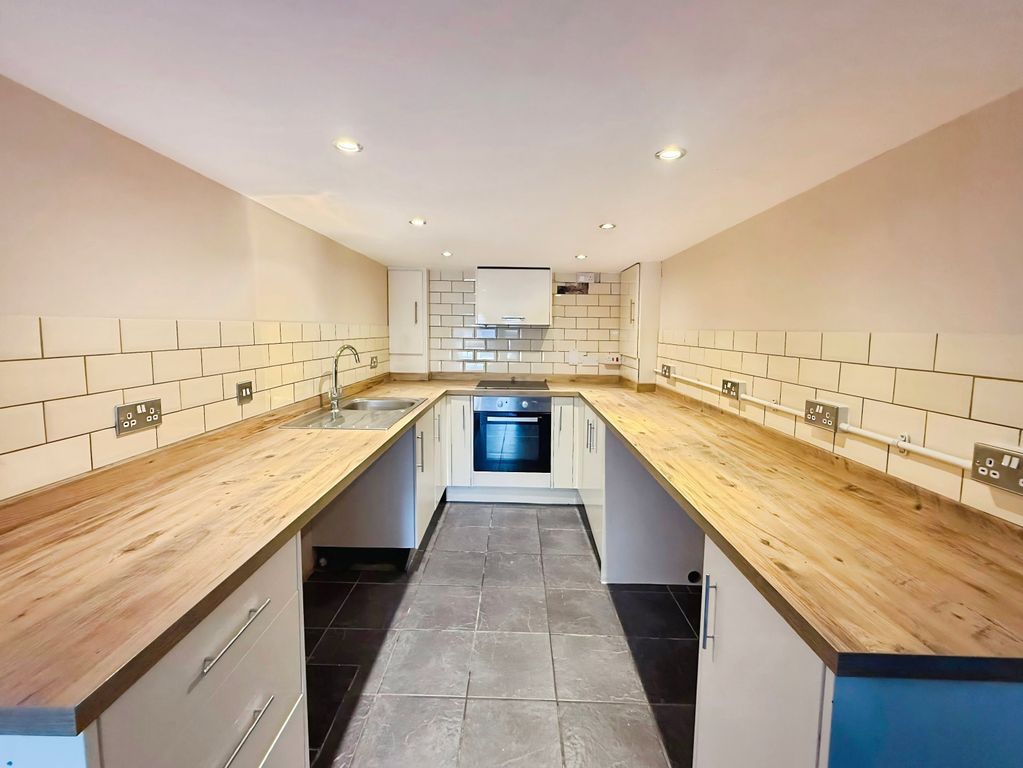 Property photo 3 of 10 Kitchen