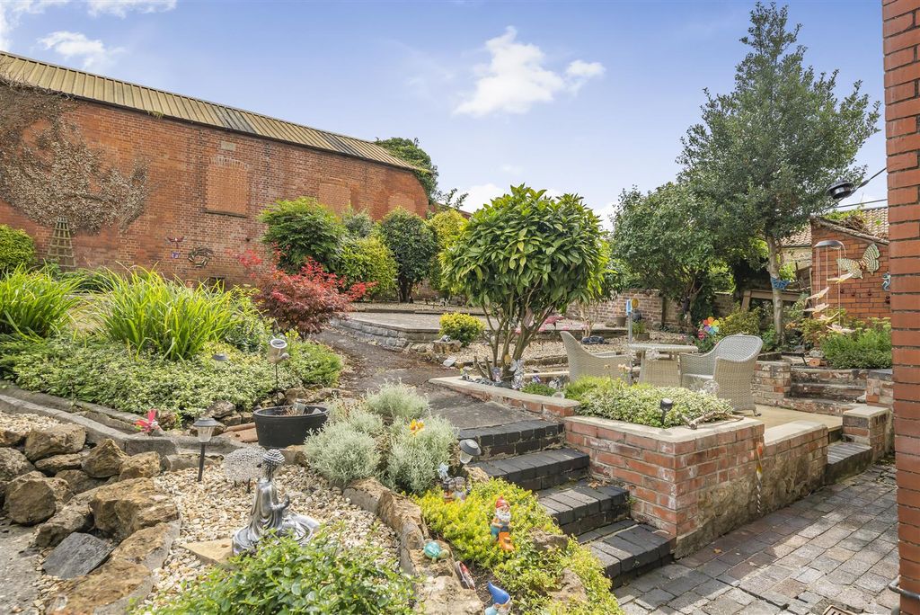 Property photo 3 of 10 Garden