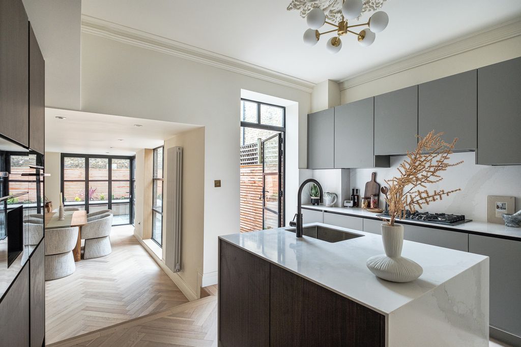 Property photo 3 of 27