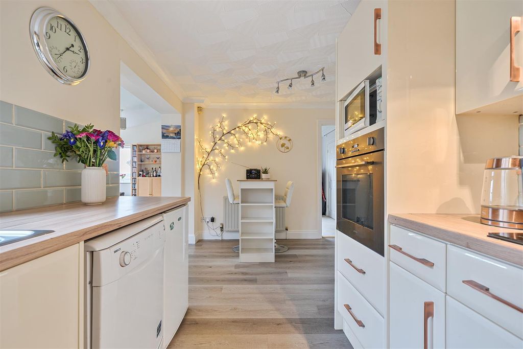 Property photo 3 of 22 Drovers Kitchen.Jpg