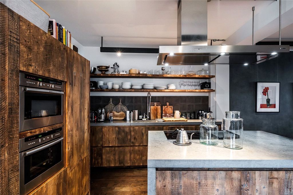 Property photo 3 of 20 Kitchen