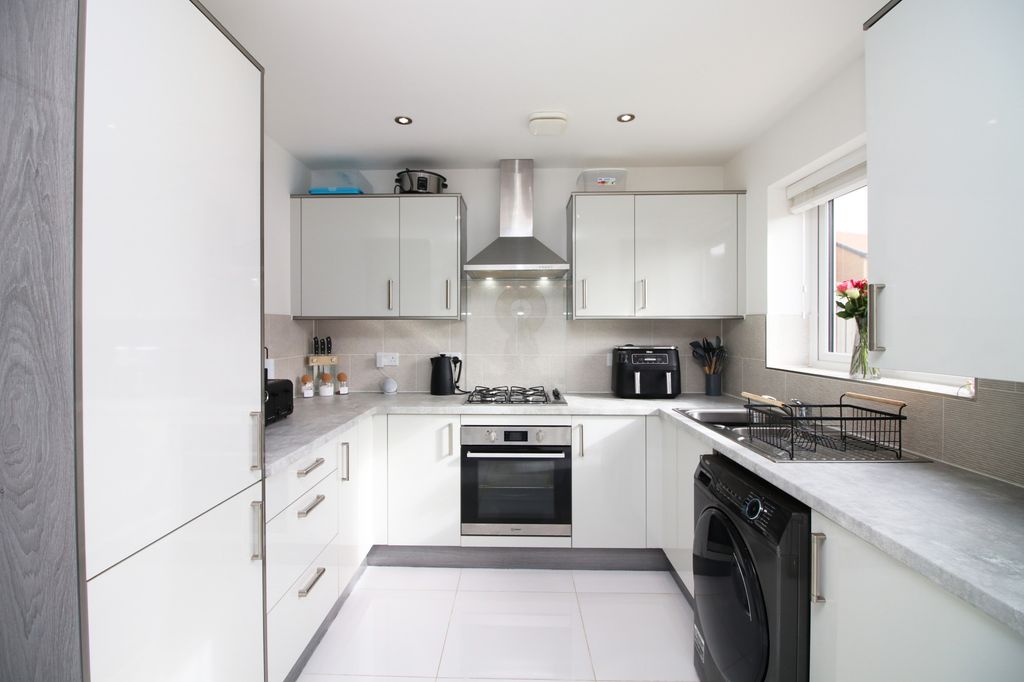 Property photo 2 of 20