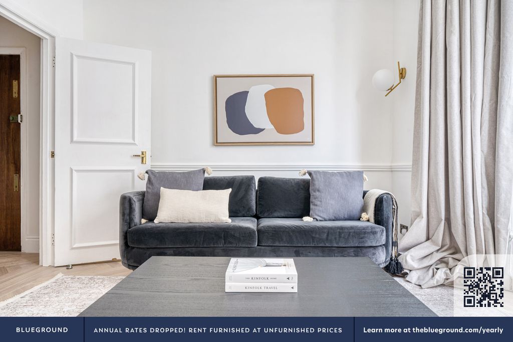 Property photo 3 of 20 Living Room