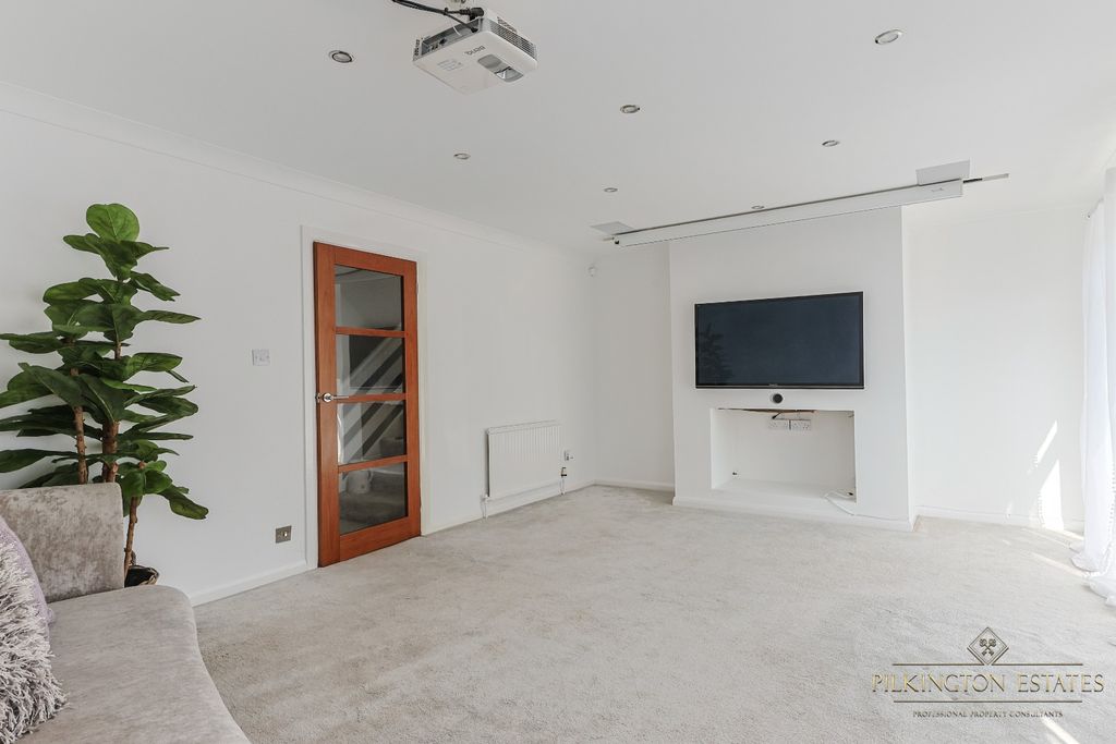Property photo 3 of 21 4434827