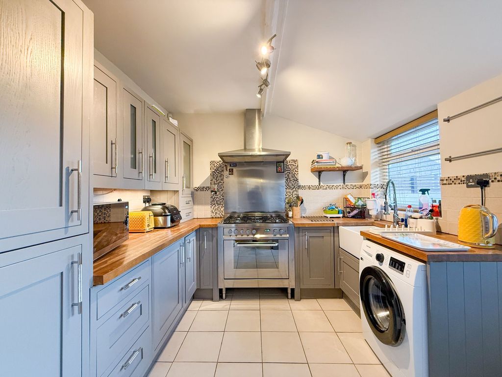 Property photo 2 of 11 Kitchen