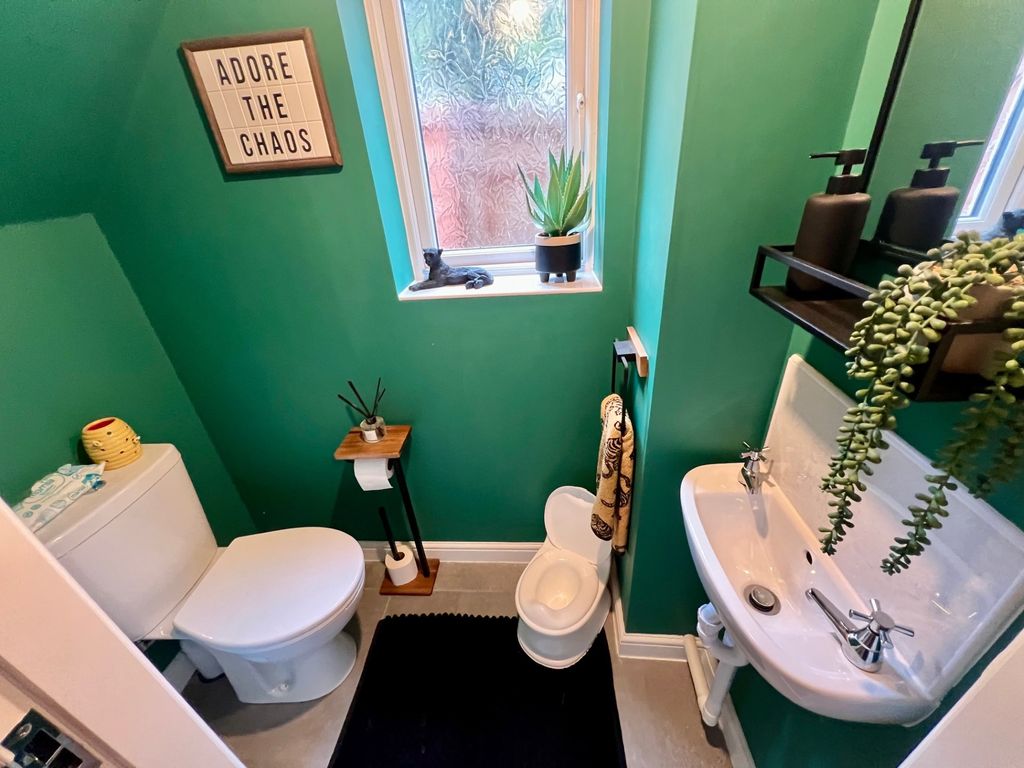 Property photo 3 of 17 Cloakroom