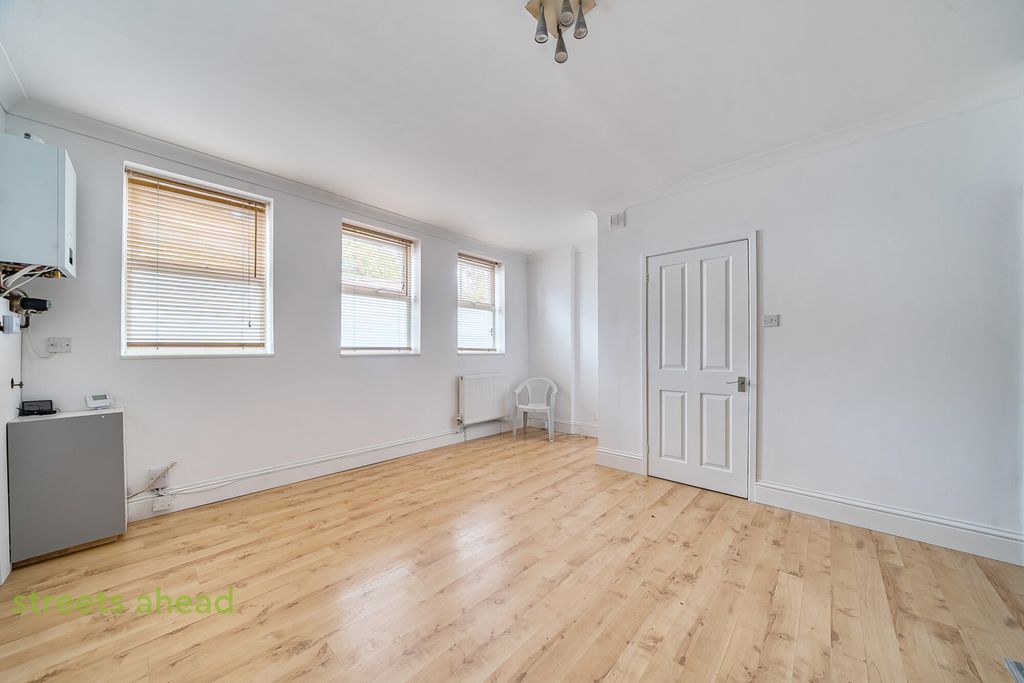 Property photo 2 of 13 0c571E5c-3532-48A...