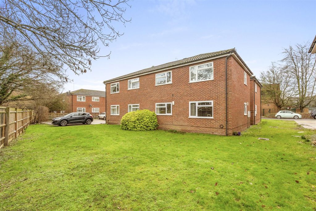 Property photo 1 of 12 1 Swallow House, Savill Way, Sl7 1Tg-10.Jpg