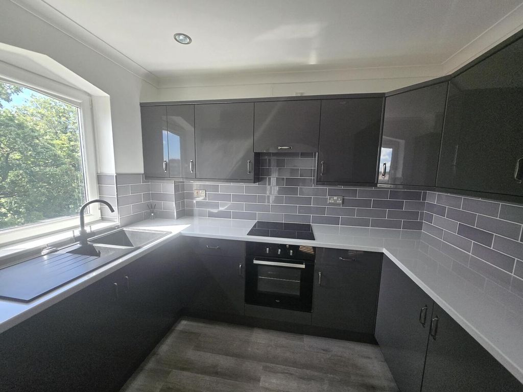 Property photo 3 of 6 Kitchen