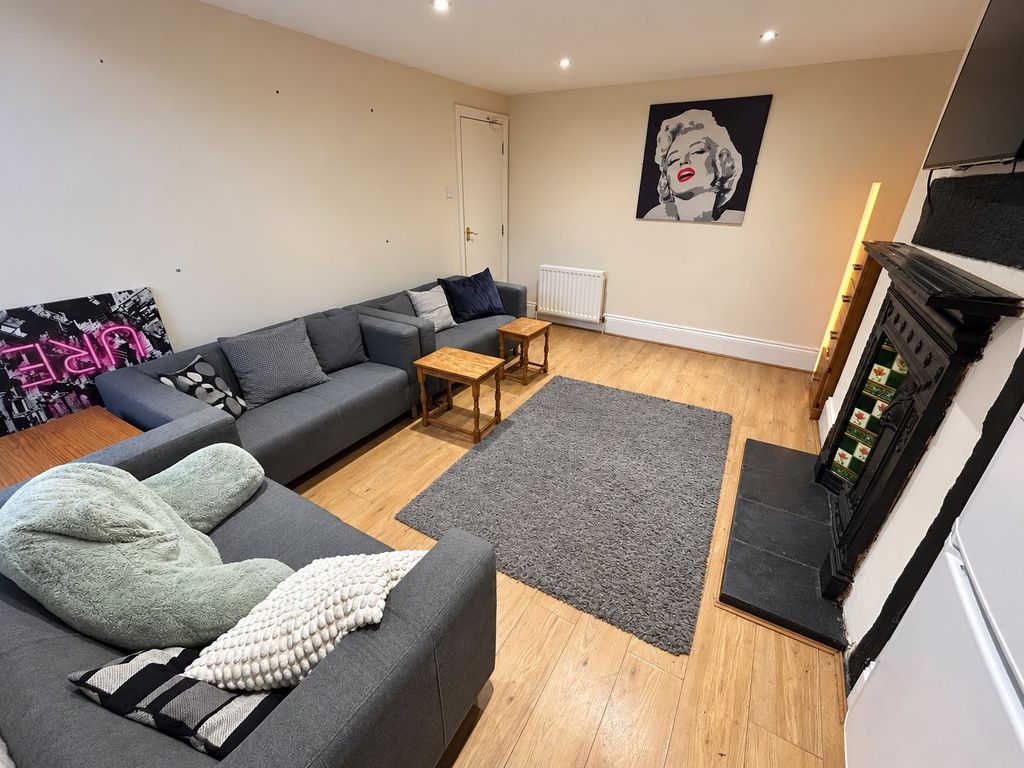 Property photo 1 of 16 Living Room