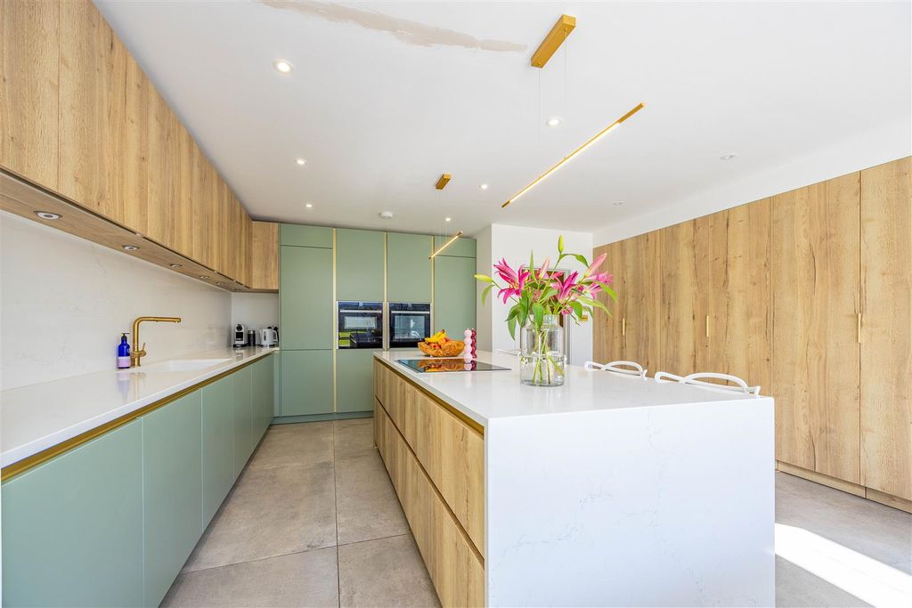 Property photo 2 of 35 Kitchen/Lounge/Diner