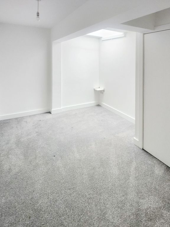 Property photo 3 of 10 Bright, Freshly Redecorated Single Bedroom With Ne...