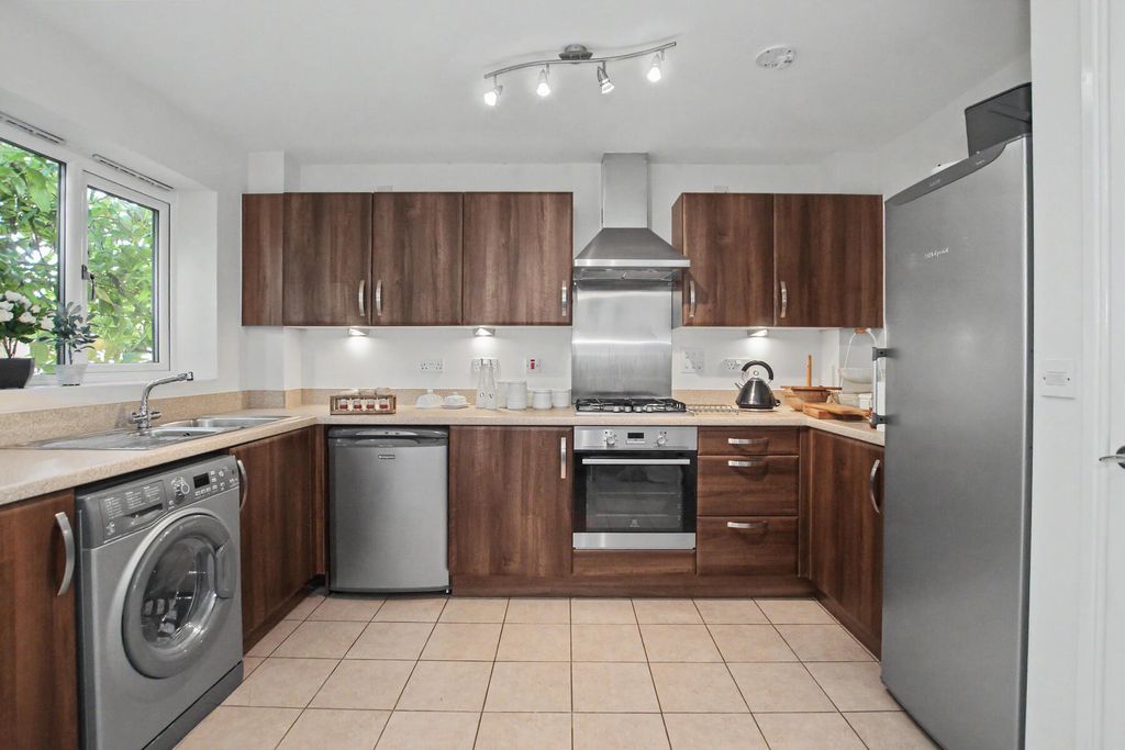 Property photo 2 of 9 Coningsby Drive - Kitchen