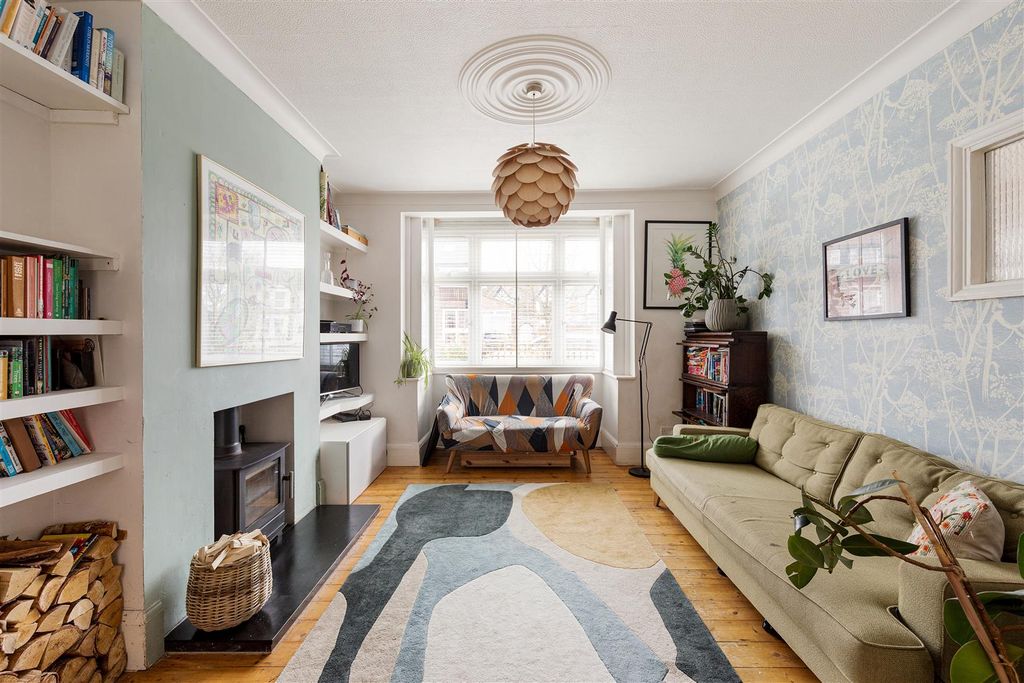 Property photo 2 of 32 Fyfield Road, E17