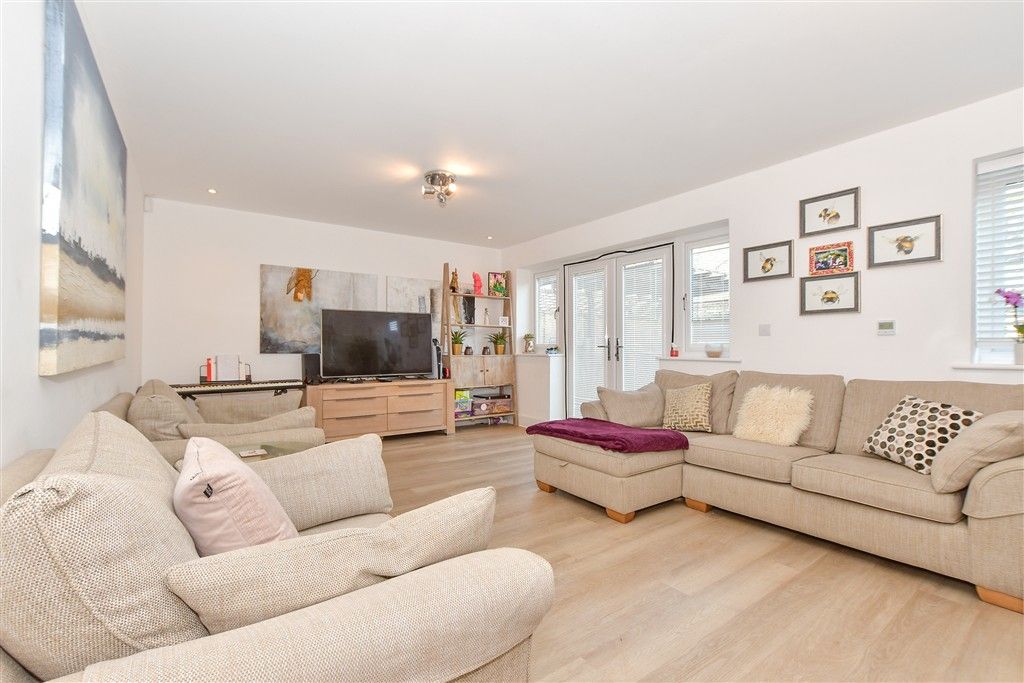 Property photo 2 of 11 Lounge