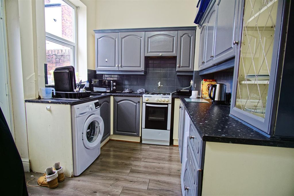 Property photo 3 of 7 Kitchen