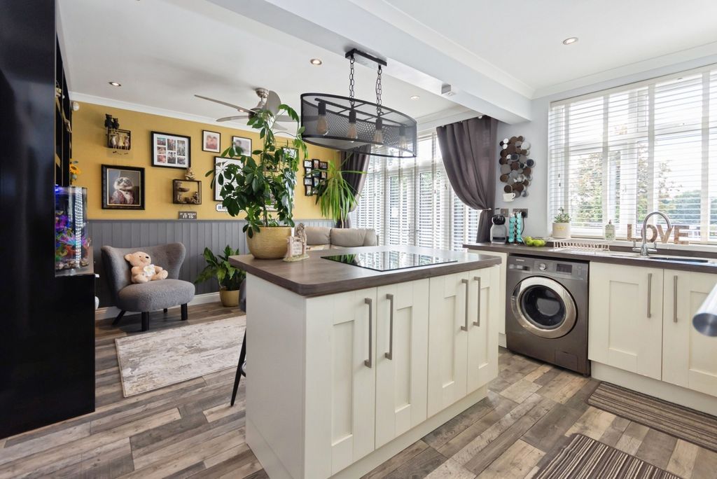 Property photo 3 of 23 Pbox-Img.Jpg