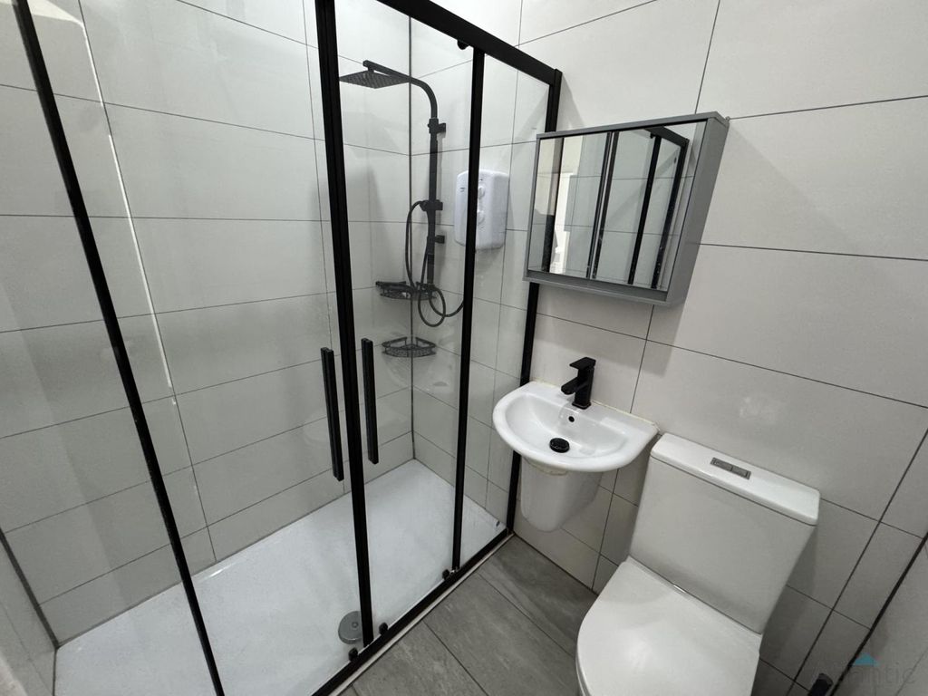 Property photo 1 of 5 1 Bedroom 1st Floor Flat