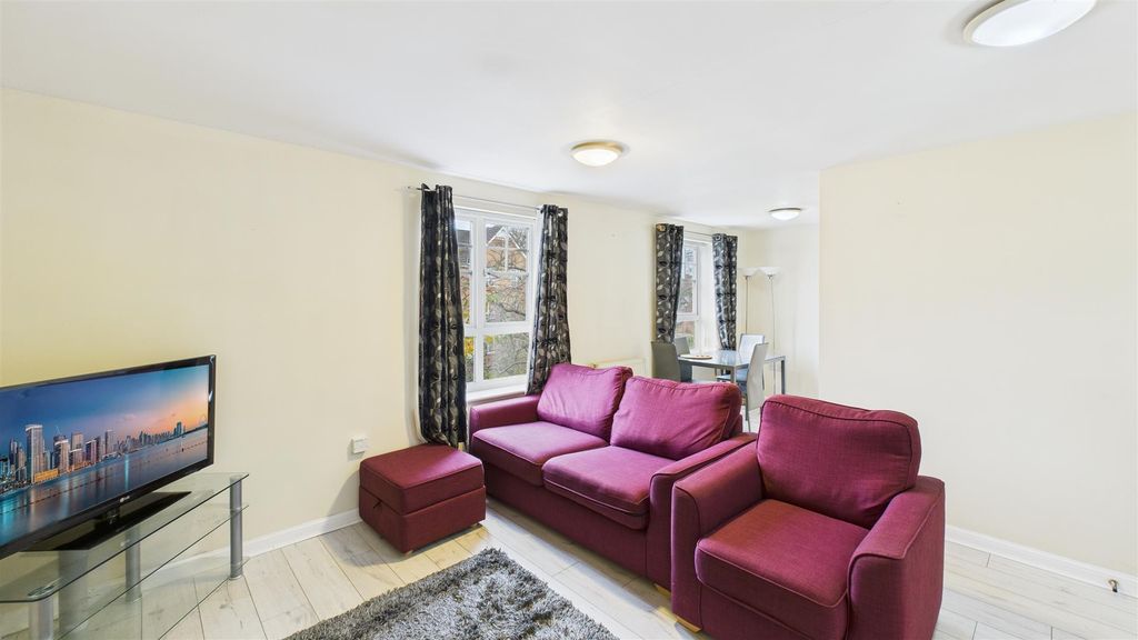 Property photo 2 of 11 Lounge/Dining Area