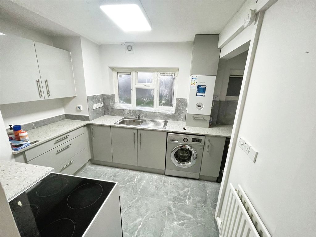 Property photo 2 of 6 Kitchen