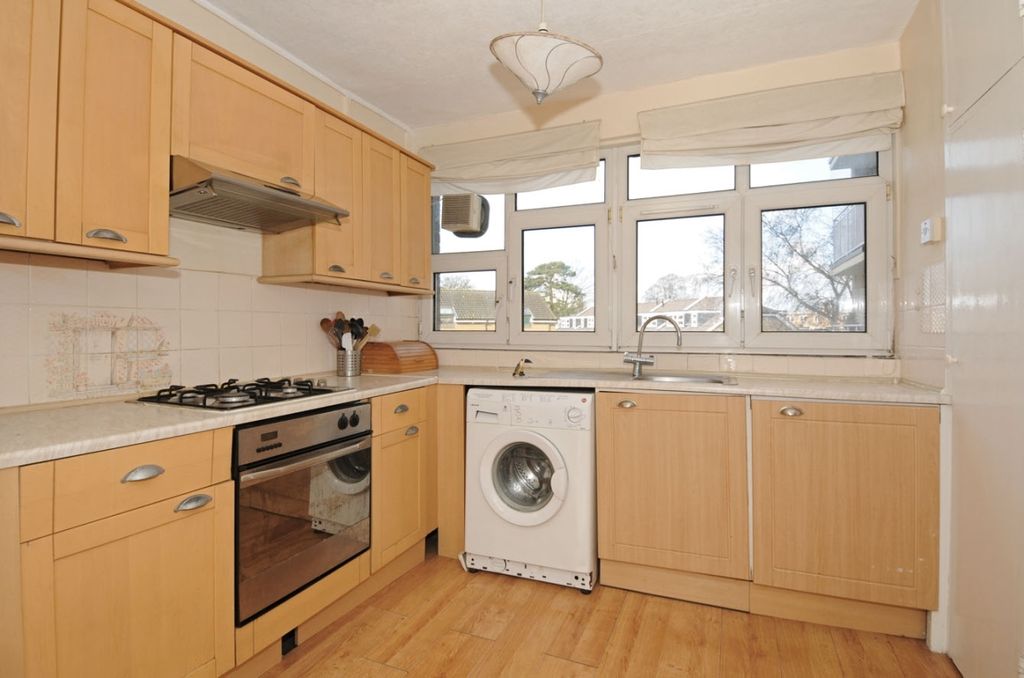 Property photo 2 of 6 Kitchen