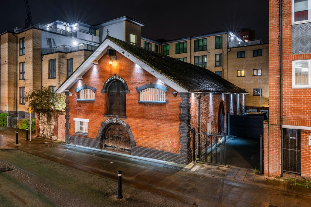 Property photo 1 of 12 Obs  Night 12.Jpg