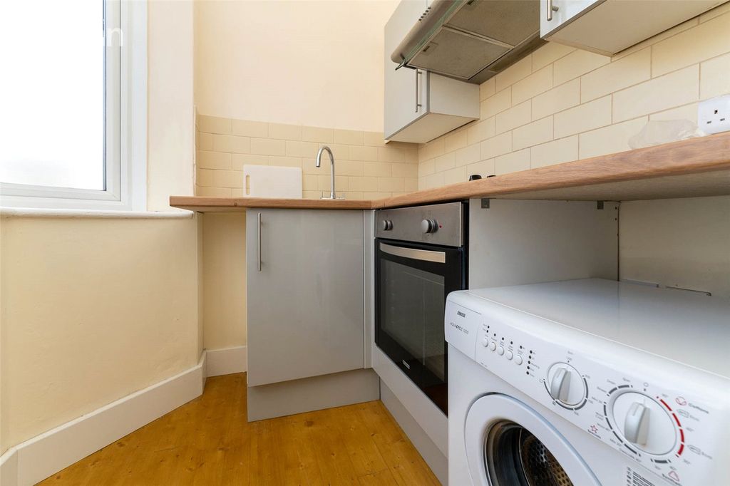 Property photo 3 of 6 Kitchen