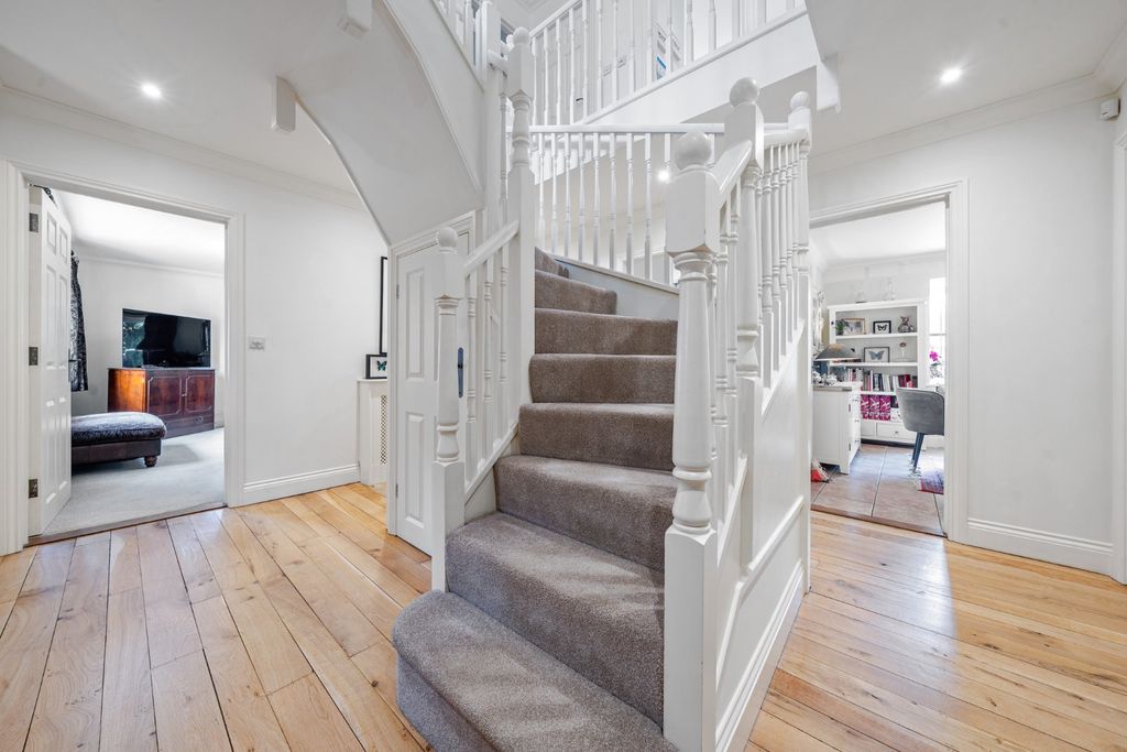 Property photo 3 of 24 Entrance Hall