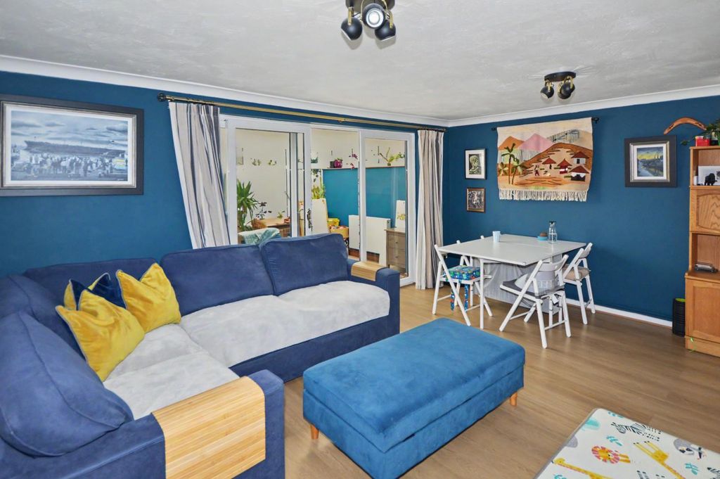 Property photo 3 of 18 Lounge