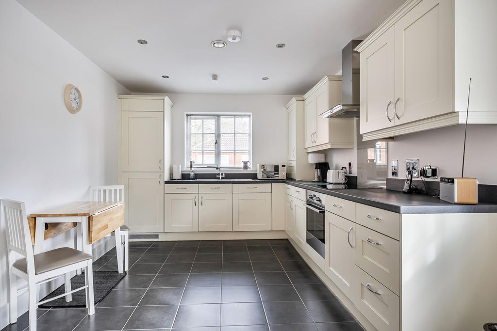 Property photo 2 of 19 Kitchen