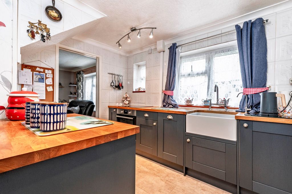 Property photo 2 of 17 Kitchen