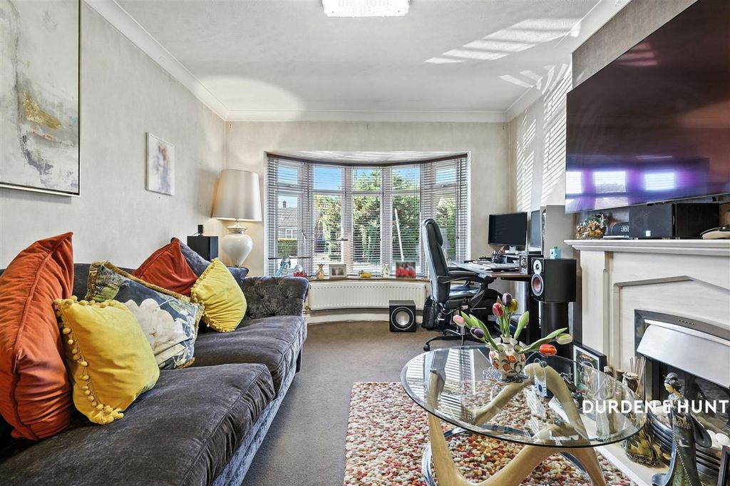 Property photo 2 of 28 Thorncroft