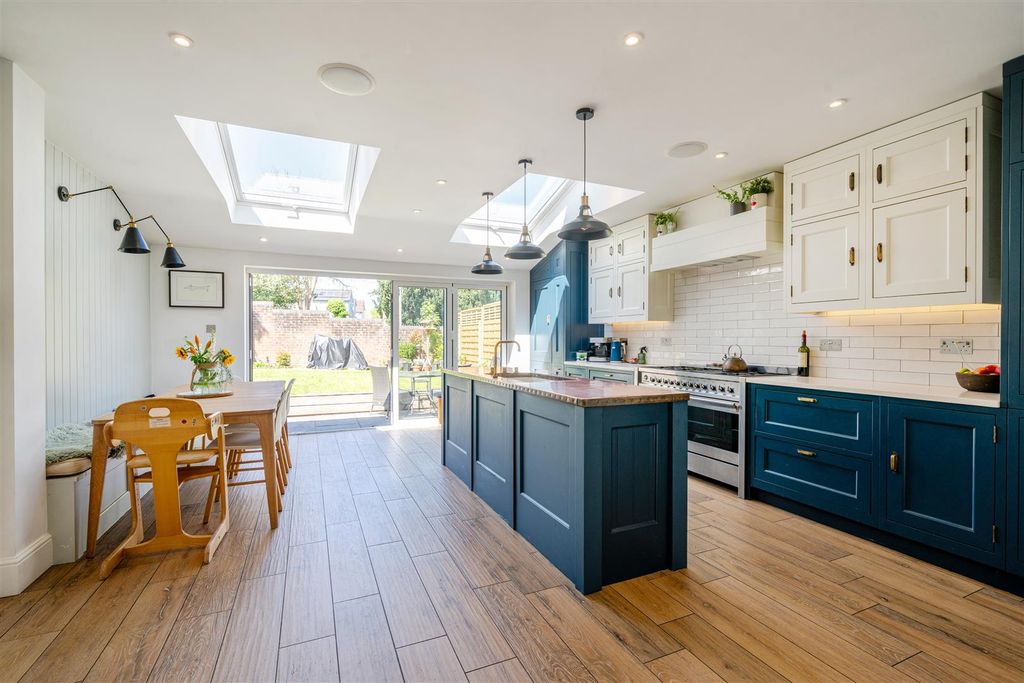 Property photo 2 of 20 10-68232Ba606Cad-1287250-Arw-10.Jpg