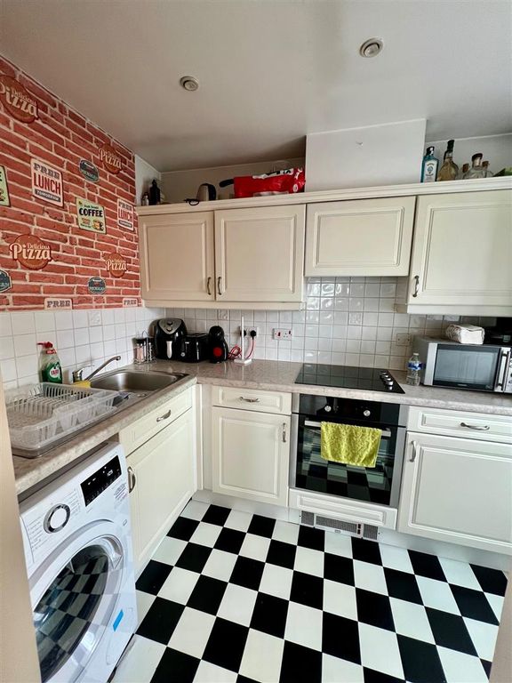Property photo 3 of 9 Kitchen