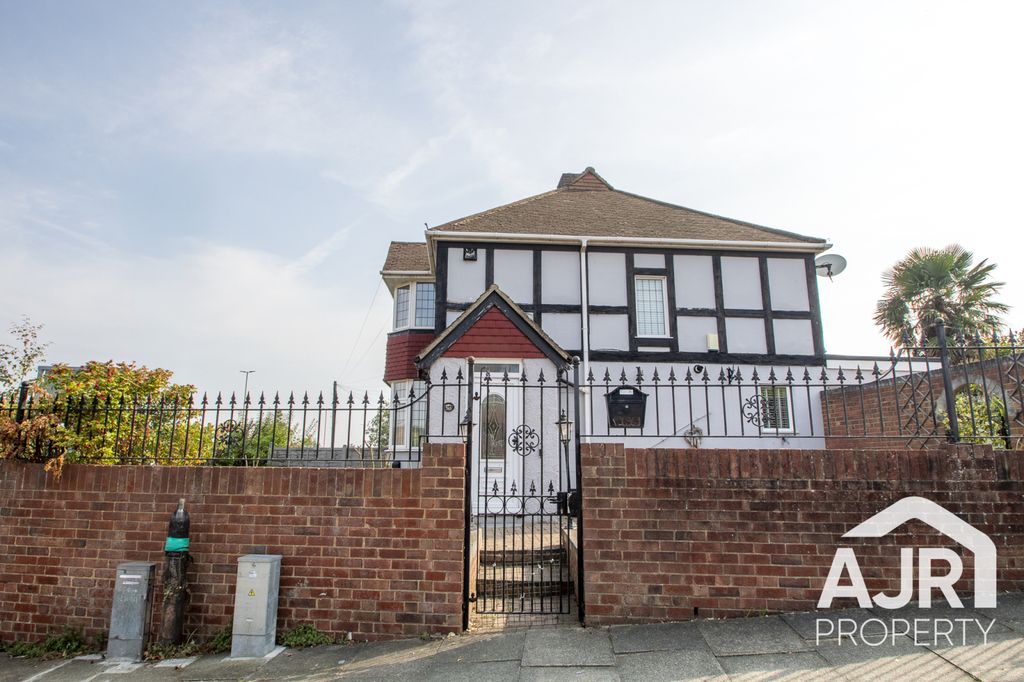 Property photo 1 of 16 Three Bedroom Semi Detached House