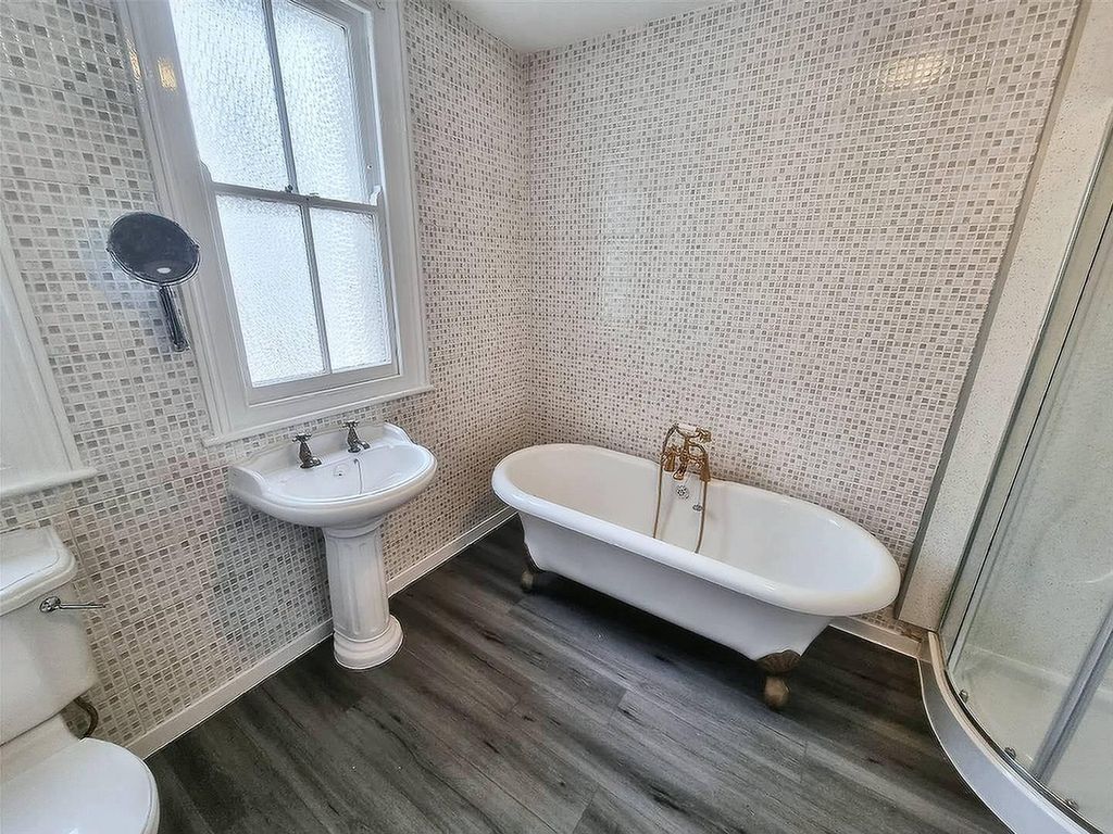 Property photo 2 of 11 28 BA Bathroom.Jpeg