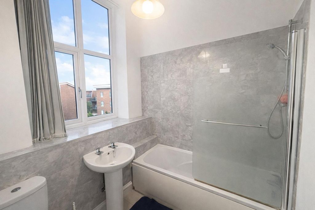 Property photo 3 of 7 Bathroom