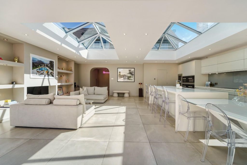Property photo 3 of 25 Reigate Road