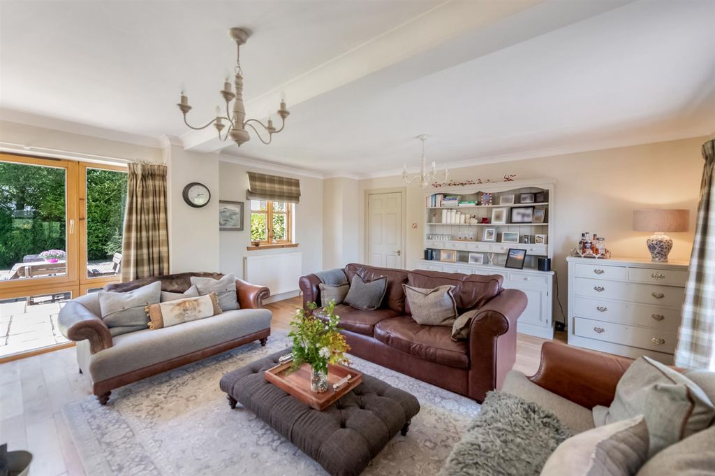 Property photo 3 of 47 Lounge