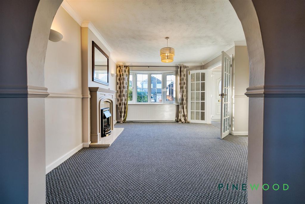 Property photo 2 of 23 Lounge