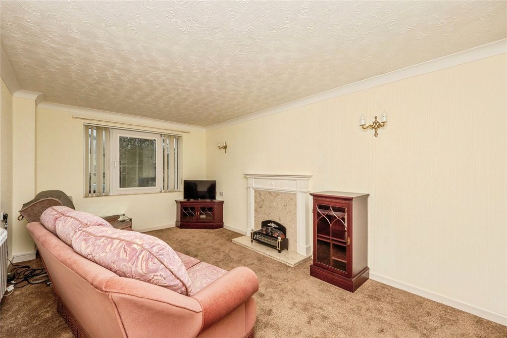 Property photo 3 of 11 Lounge