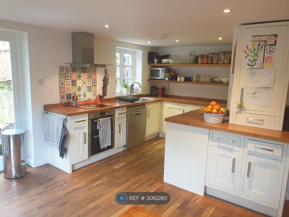 Property photo 3 of 14 Kitchen