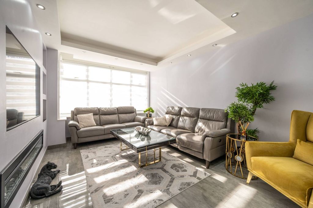 Property photo 3 of 20