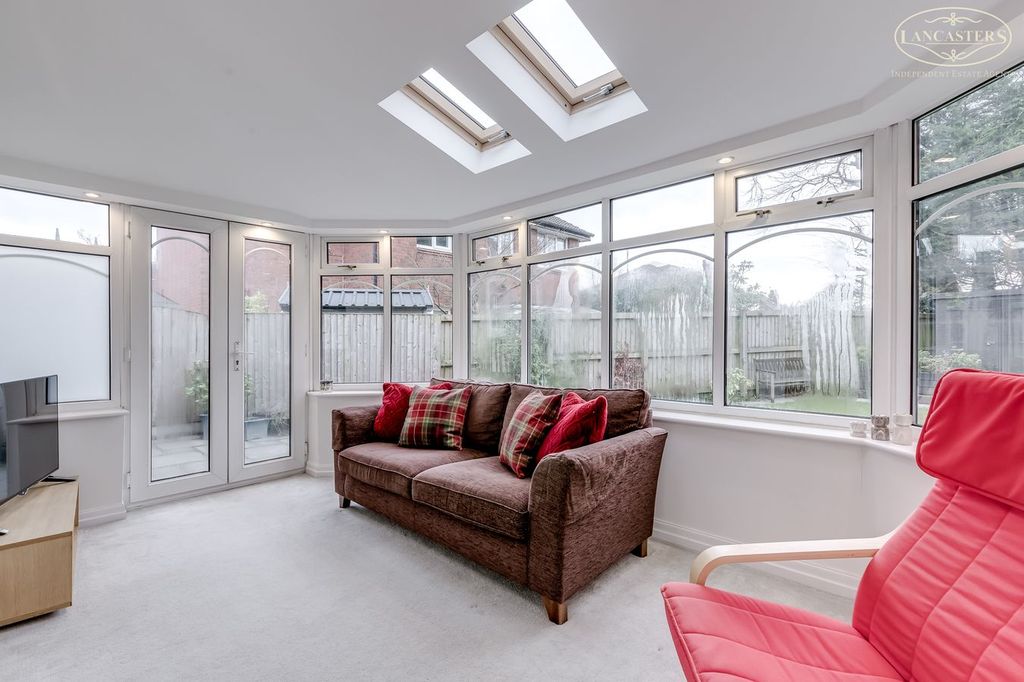 Property photo 3 of 21 Conservatory