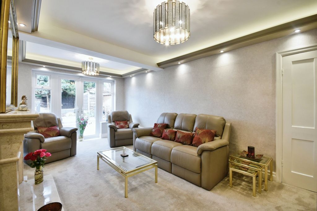 Property photo 2 of 18 Lounge