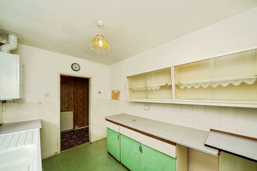 Property photo 3 of 19 Kitchen