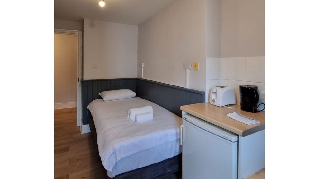 Property photo 1 of 6 A Tidy And Inviting Single Bedroom With Essential ...