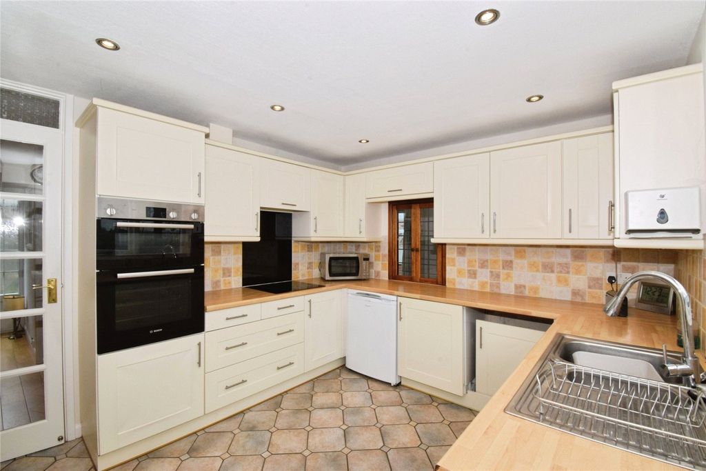 Property photo 3 of 23 Kitchen